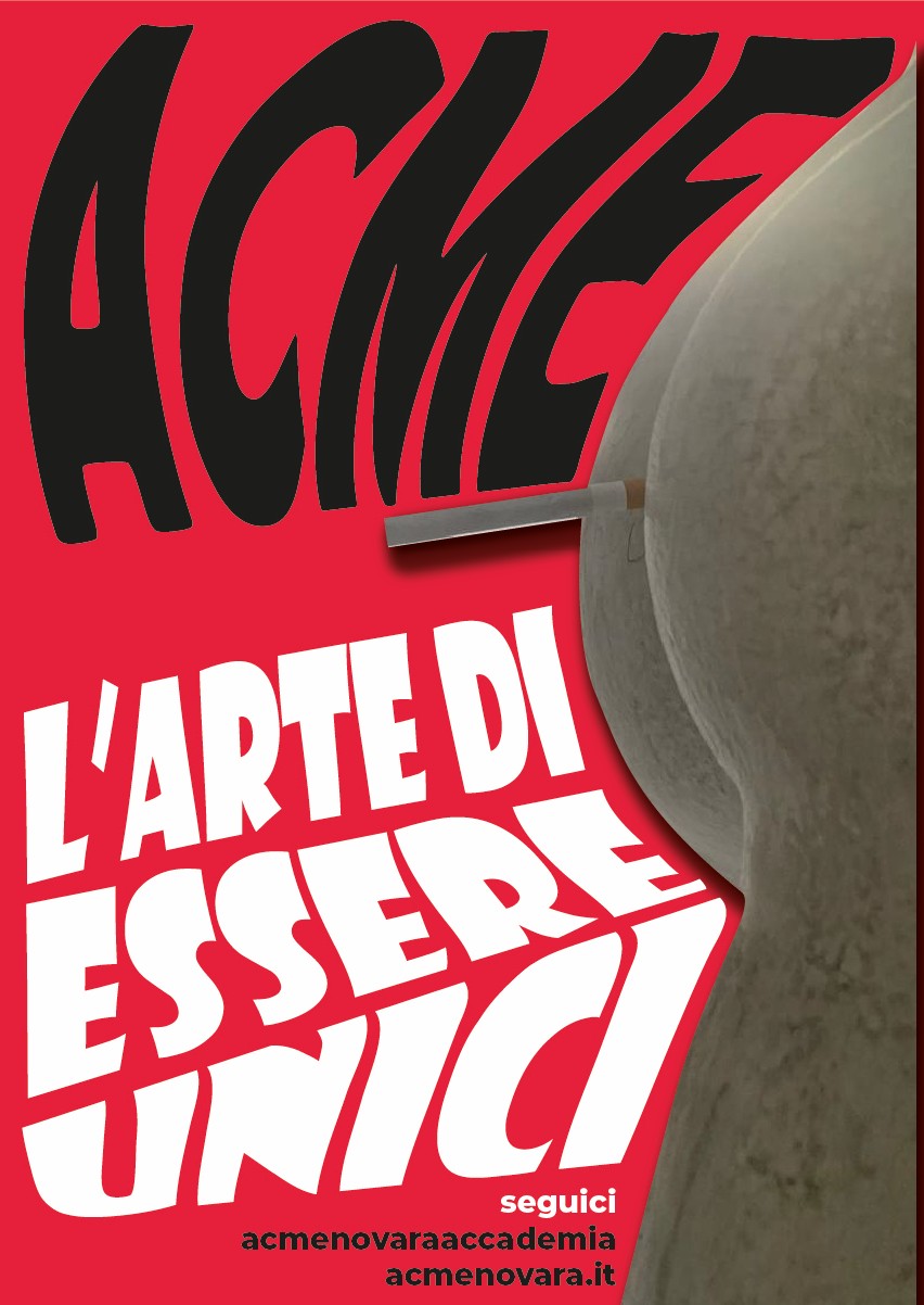 Un manifesto per un progetto accademico volto a richiamare l'attenzione, sfondo rosso, scritta nera acme che è il nome dell'accademia, slogan l'arte di essere unici con il colore bianco e a lato a destra una foto di un gluteo di una statua, tra i glutei c'è una sigaretta
